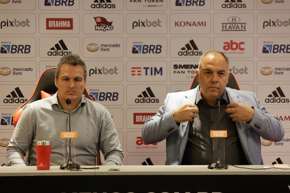 Marcos Braz e Bruno Spindel durante entrevista de apresentação de Pablo — Foto: Gilvan de Souza/Flamengo