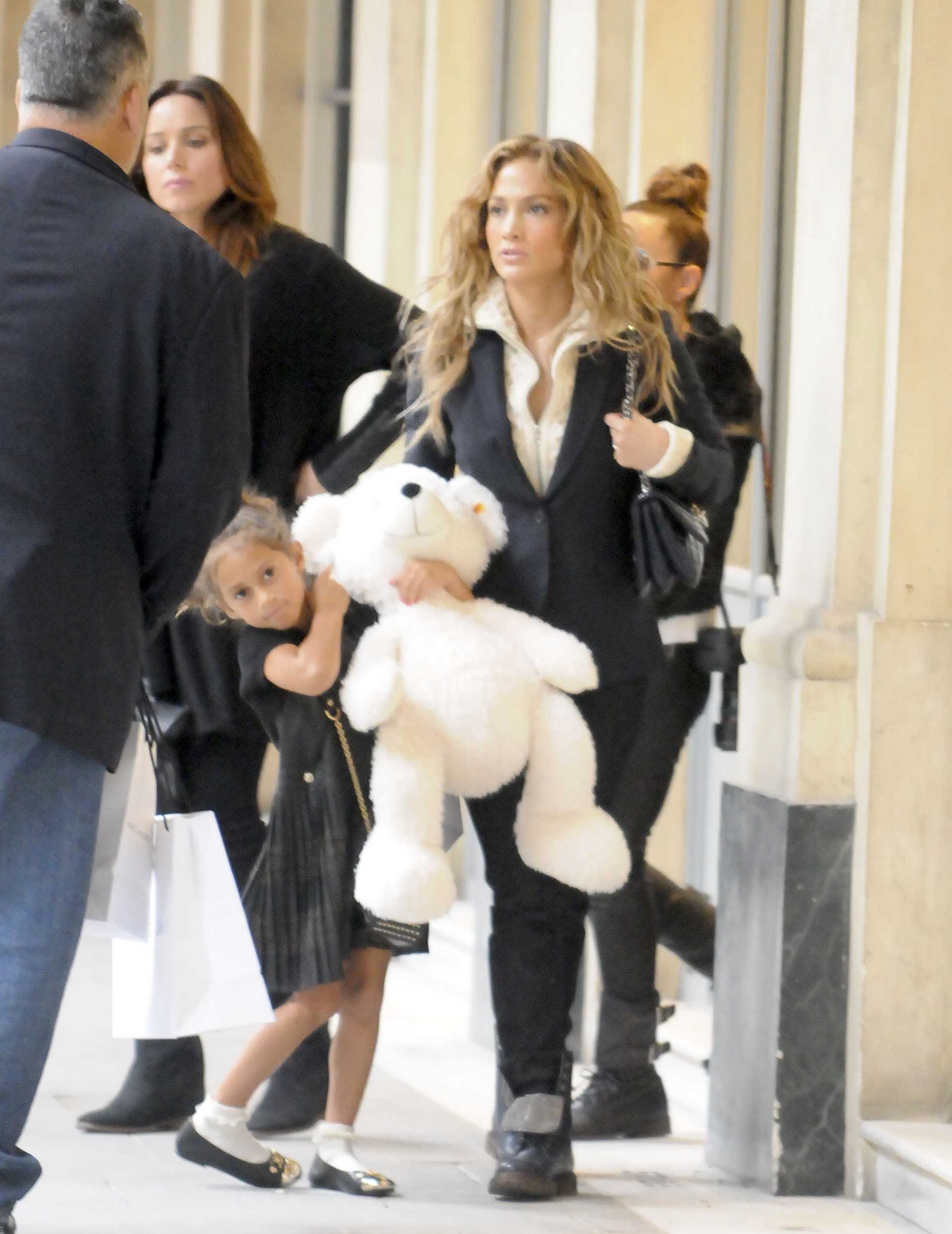 Jennifer Lopez e a filha Emme (Foto: The Grosby Group)