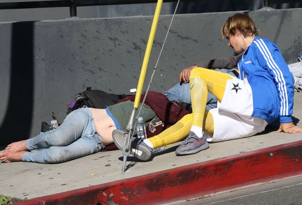 Justin Bieber e os moradores de rua (Foto: The Grosby Group)