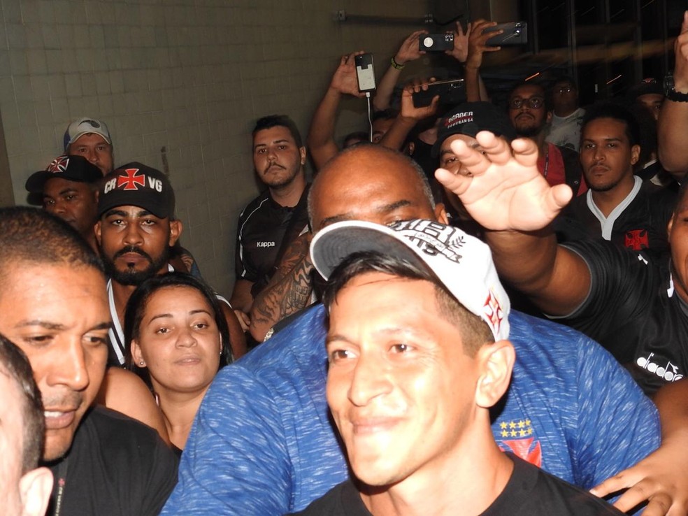 Germán Cano chega ao Vasco diante de muita festa — Foto: Fred Gomes