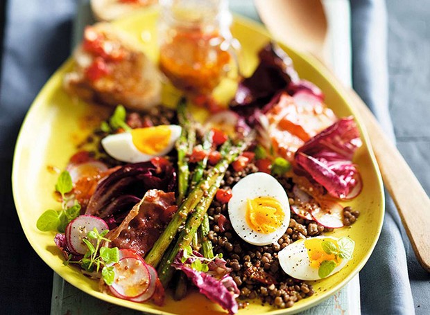 In a warm winter salad with tomato vinaigrette, the egg yolks are not fully cooked.  Lentils and asparagus make the recipe a complete dish (Photo: StockFood / Gallo Images Pty Ltd.)