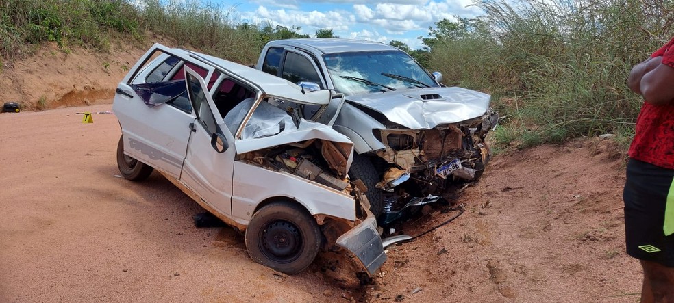 Famlia estava em carro que ficou parcialmente destrudo   Foto: Divulgao