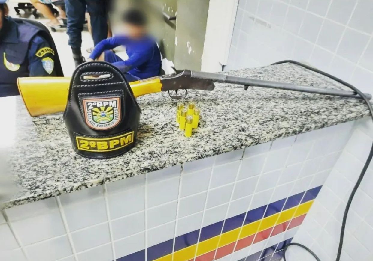 Idoso é preso com espingarda após vizinha reclamar de som alto em Boa Vista