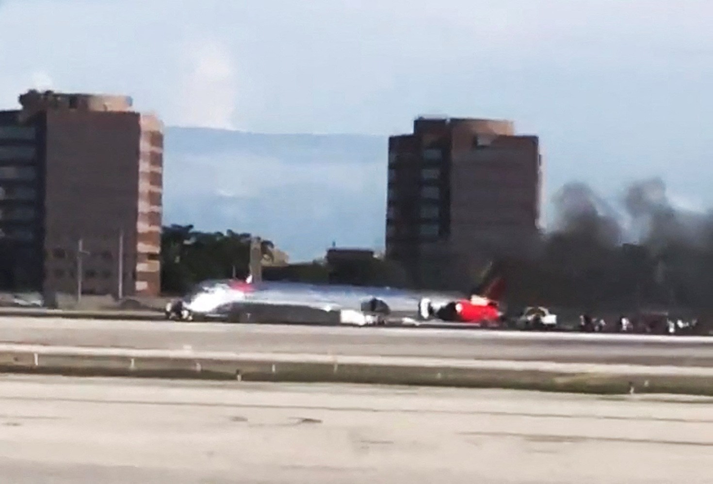 Avião sofre acidente enquanto pousava no aeroporto de Miami