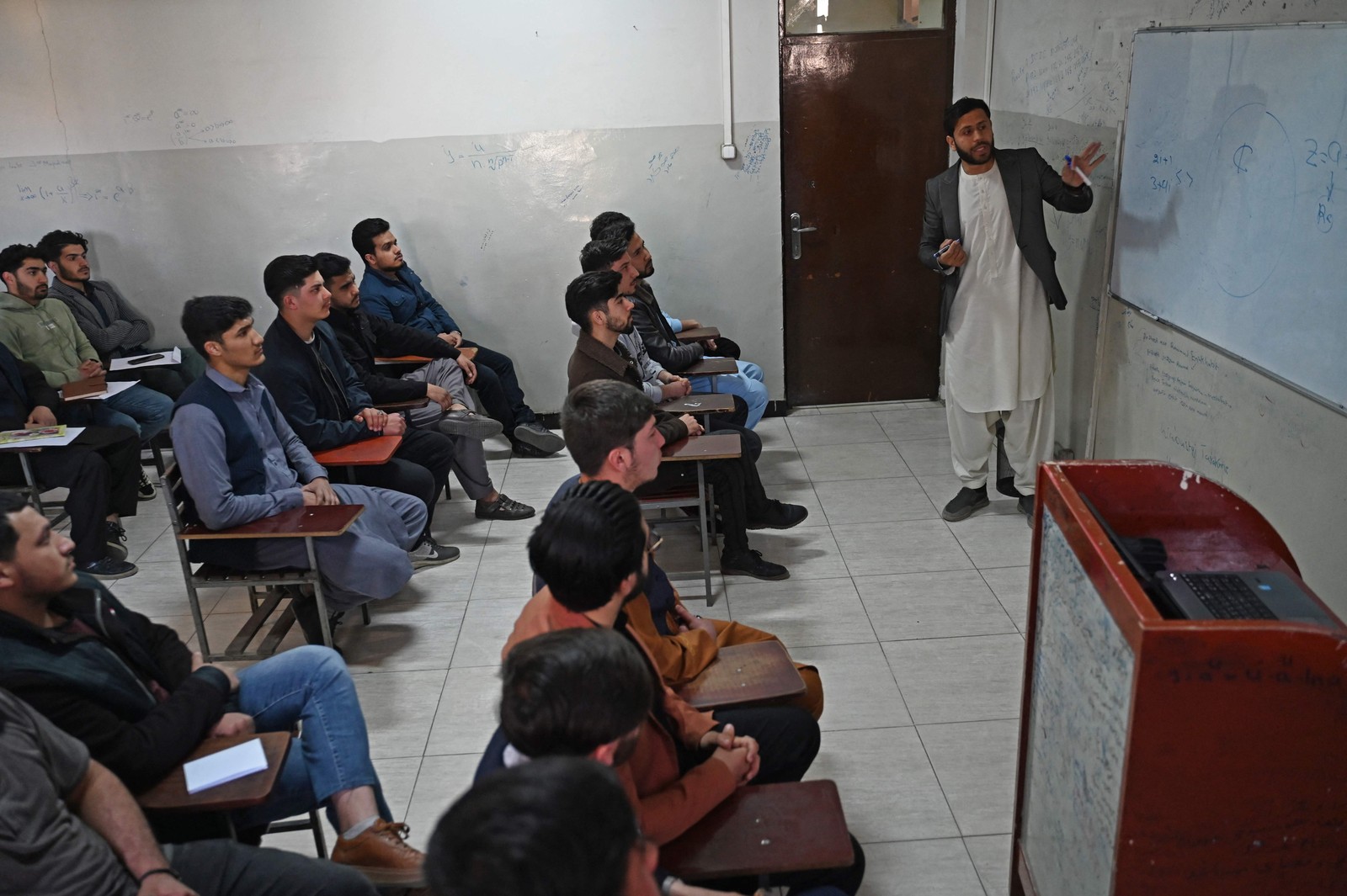 Somente eles. Universidades foram reabertas, em Cabul,, sob o regime do Talibã. Apenas homens têm acesso — Foto: WAKIL KOHSAR/AFP