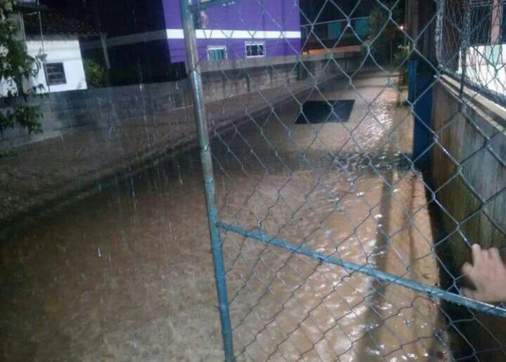Escola municipal no Sana, em Macaé, RJ, ficou alagada com a chuva (Foto: Arquivo Pessoal/John Victor Pacheco)
