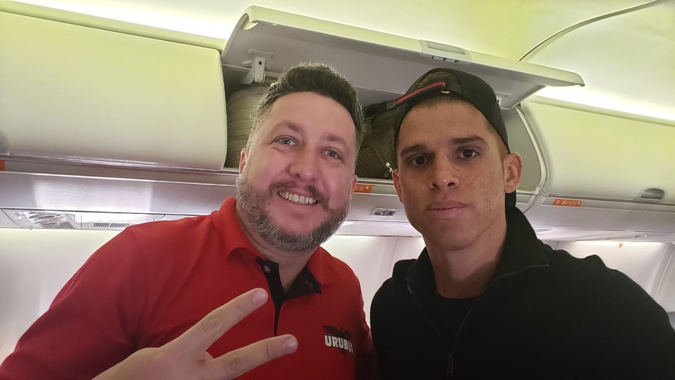 Torcedor posa para foto com Cu&eacute;llar no voo para Porto Alegre &mdash; Foto: Arquivo pessoal