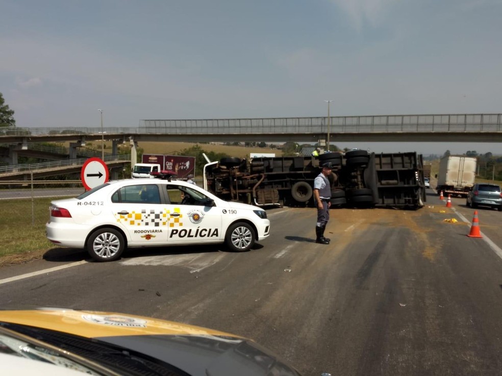 Caminhão tomba após colidir com carro e deixa dois feridos na SP-340 — Foto: Guilherme Claudino/Arquivo Pessoal