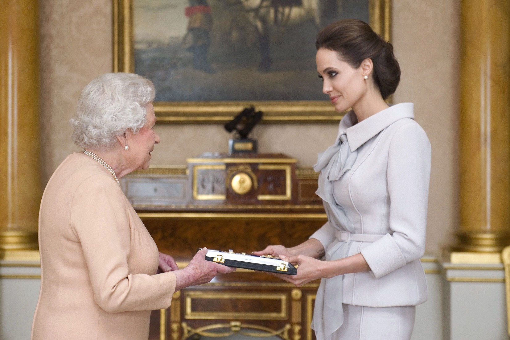 Actress Angelina Jolie is presented with the Insignia of an Honorary Dame Grand Cross of the Most Distinguished Order of St Michael and St George by Queen Elizabeth II in the 1844 Room at Buckingham Palace, London. (Foto: PA Wire/Press Association Images)