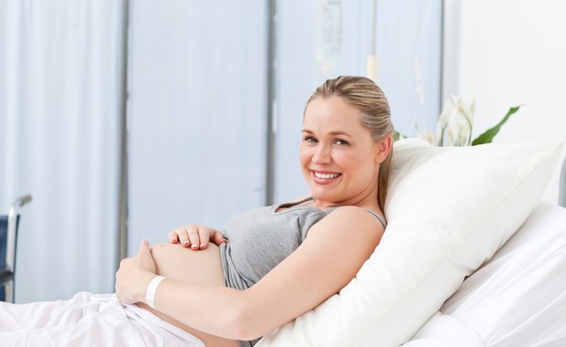 Mulher grávida deitada em cama de hospital (Foto: Shutterstock)