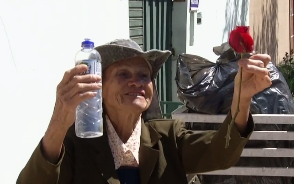 Aposentada Sebastiana Rosa da Silva, 85 anos, catadora de recicláveis em Anápolis Goiás — Foto: Reprodução/TV Anhanguera
