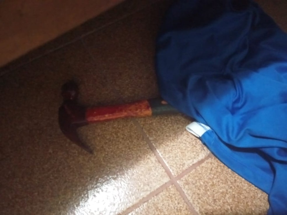 Martelo utilizado para matar o professor universitário Ângelo de Oliveira — Foto: arquivo pessoal