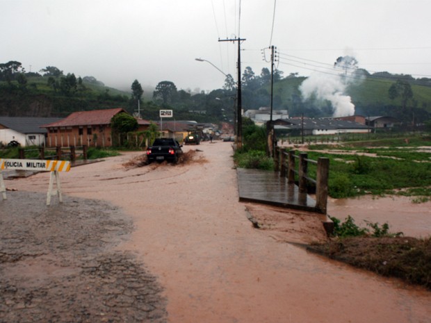 Ruas ficaram alagadas após chuva em Maria da Fé (Foto: Ana Paula Torres Santos)