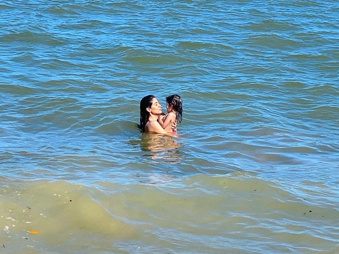 Carol Castro no mar com a filha, Nina (Foto: Reprodução/Instagram)