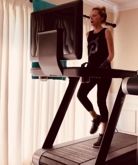 A atriz Michelle Pfeiffer correndo na esteira instalada em sua casa (Foto: Instagram)