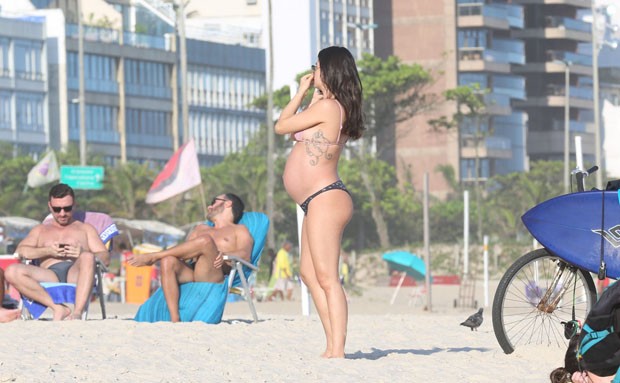 Isis Valverde mostra barrigão em dia de praia (Foto: Thiago Martins/AgNews) Isis Valverde mostra barrigão em dia de praia (Foto: Thiago Martins/AgNews)