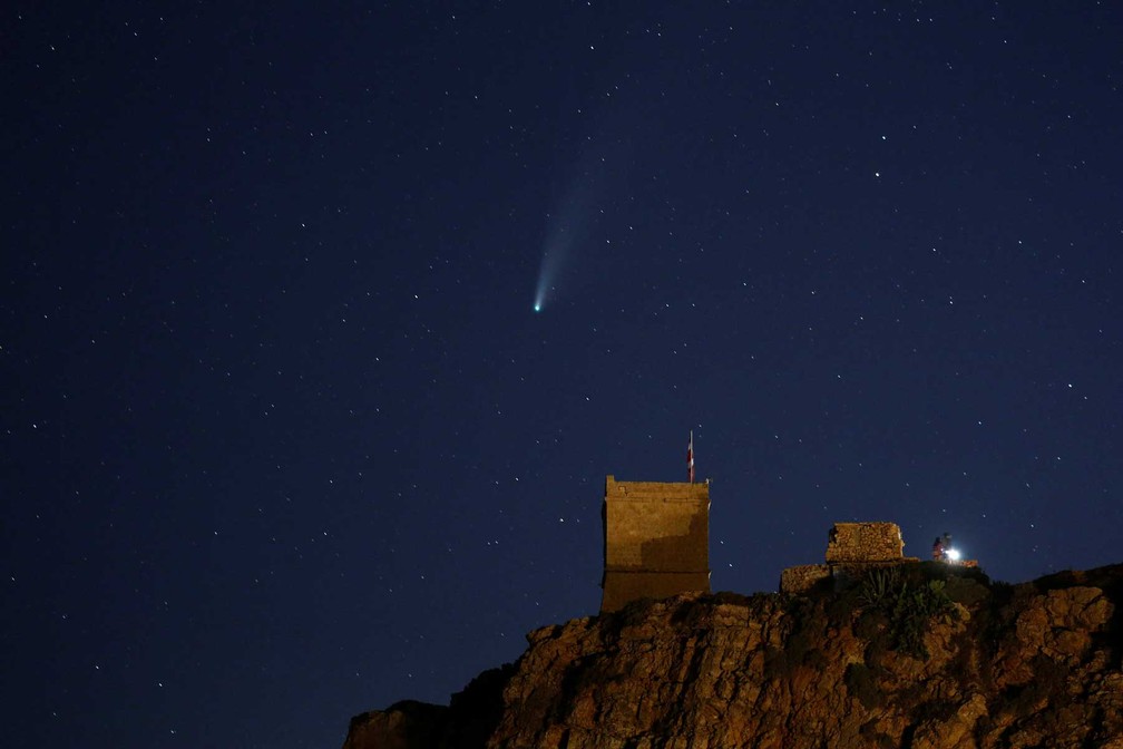 O cometa C / 2020 ou "Neowise" é visto atrás da Torre Ghajn Tuffieha, na Baía Ghajn Tuffieha, em Malta. — Foto: Darrin Zammit Lupi/Reuters