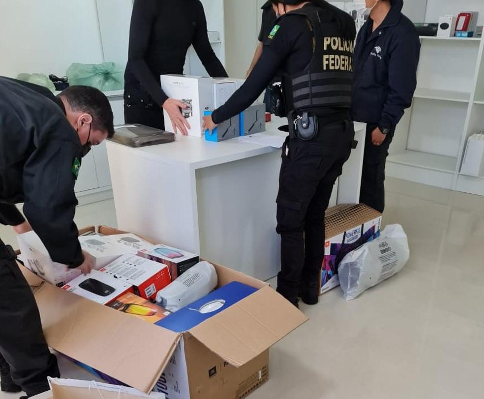 PF e Receita fazem apreensão de material que seria dos investigados — Foto: PF/Divulgação
