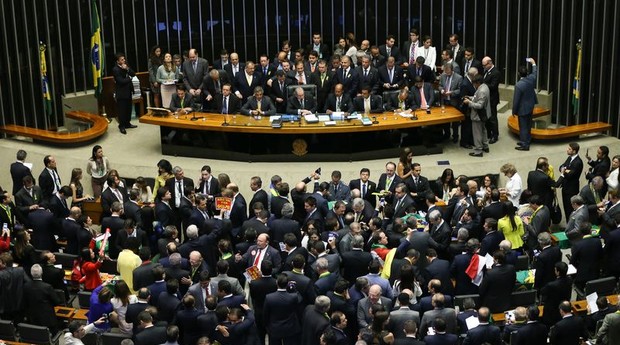 Sessão deste domingo (17/04) na Câmara dos Deputados (Foto: Marcelo Camargo/Agência Brasil)