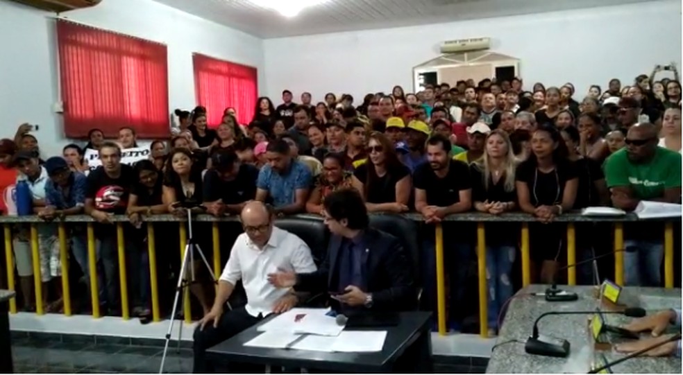 Momento em que o prefeito Júlio da Silva (esq.) chegou na Câmara de Vereadores — Foto: Paulo Palmares/Voz do Bico/Divulgação