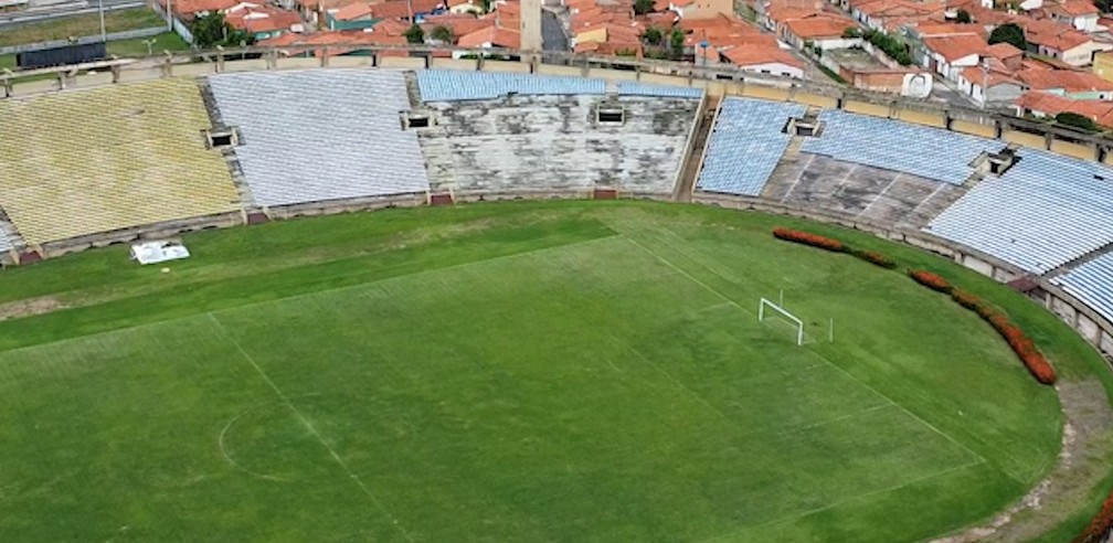 Estádio Albertão, gramado, foto 26/04  — Foto: Gustavo Cavalcante/Rede Clube 
