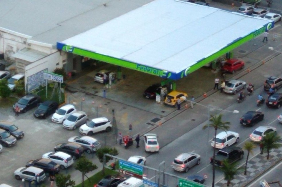 Posto na Avenida AntÃ´nio de GÃ³es, no Pina, tem litro da gasolina a R$ 8,99 (Foto: ReproduÃ§Ã£o/WhatsApp)