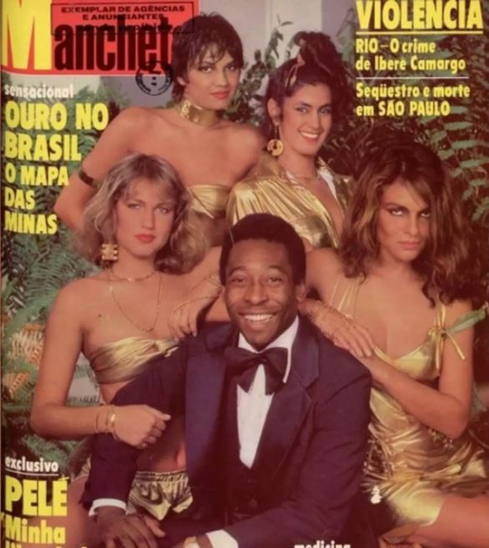 Na época modelos, Luiza Brunet e Xuxa posaram com mais duas modelos ao lado de Pelé para a revista 'Manchete' — Foto: Reprodução