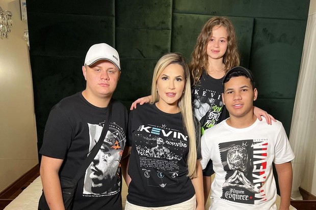 Deolane Bezerra posa com os filhos homenageando MC Kevin Minha família sempre te amou GQ