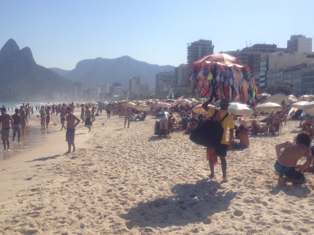 Praia de Ipanema ficou cheia nesta segunda-feira (Foto: Matheus Rodrigues/G1)