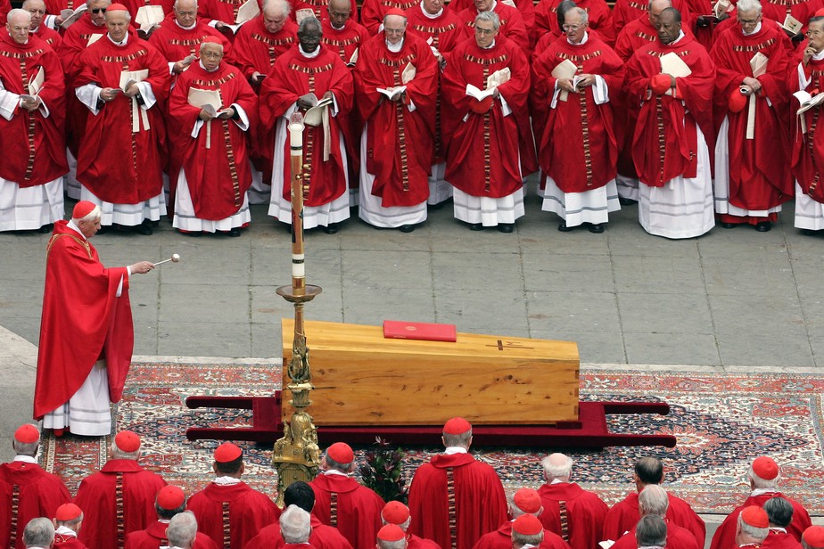 O então cardeal alemão Joseph Ratzinger, que depois se tornaria o papa emérito Bento XVI, abençoa o caixão do papa João Paulo II na Praça de São Pedro, no Vaticano, em 8 de abril de 2005