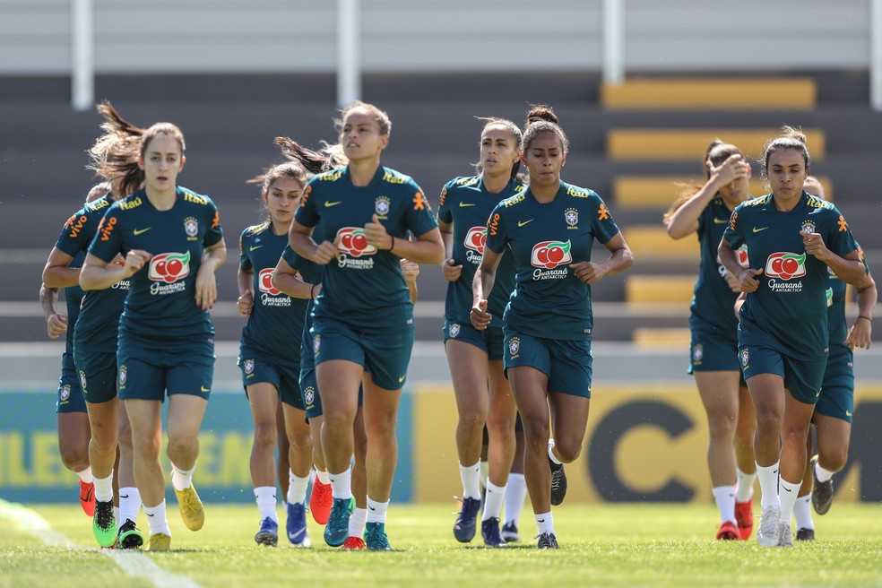 Tayla (no centro, ao lado de Marta) durante o treinamento da seleção brasileira em Portimão — Foto: Rener Pinheiro / MoWA Press