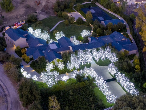 Casa de Kim Kardashian decorada para o Natal (Foto: Backgrid/The Grosby Group)