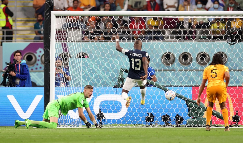  Enner Valencia marca para o Equador contra a Holanda — Foto: Carl Recine / Reuters