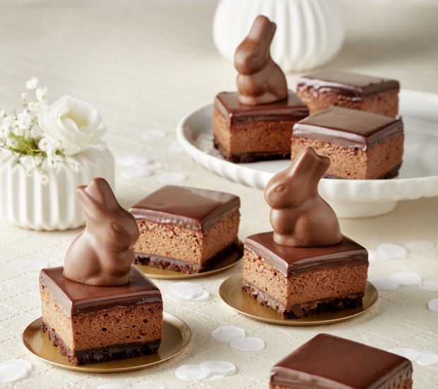 Receita de petit four inspirada na Páscoa tem mousse, biscoito e coelhos de chocolate (Foto: Lindt / Divulgação)