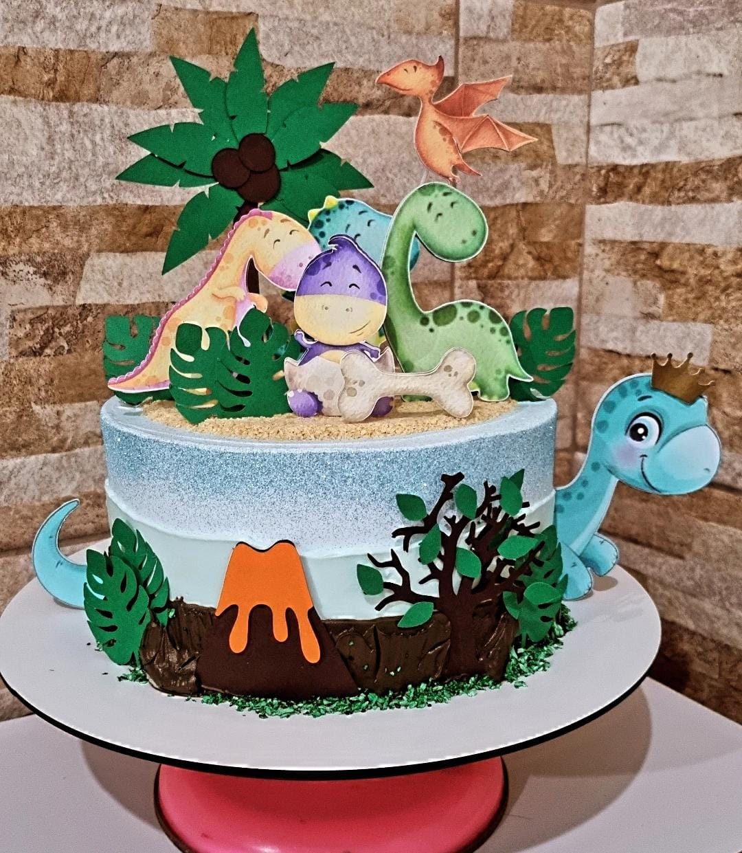 Mensagem de feliz aniversário com bolo realista