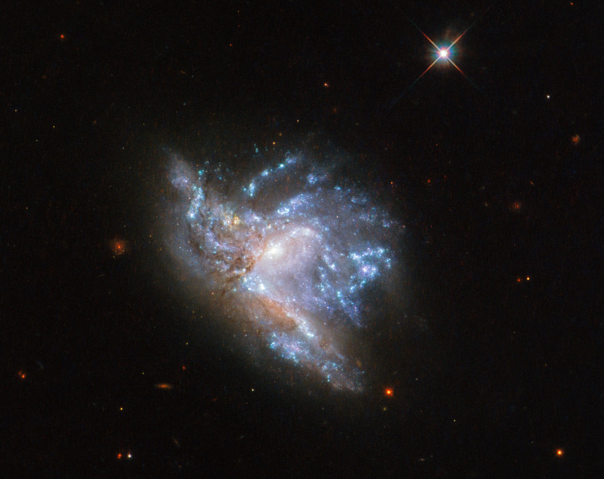 As duas galáxias que compõem o NGC 6052 estão em processo de colisão (Foto: ESA/Hubble & NASA, A. Adamo et al)