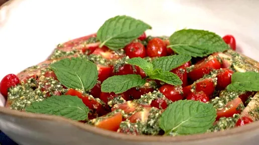 Prepare salada de tomate com pesto de hortelã e dê um toque especial na refeição