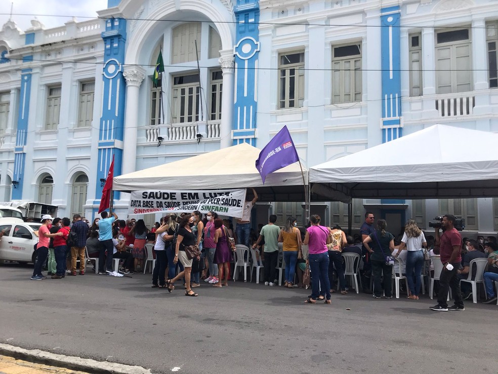 Servidores da Secretaria Municipal de Saúde fazem protesto em frente à Prefeitura de Natal nesta quinta-feira (24) — Foto: Geraldo Jerônimo/Inter TV Cabugi