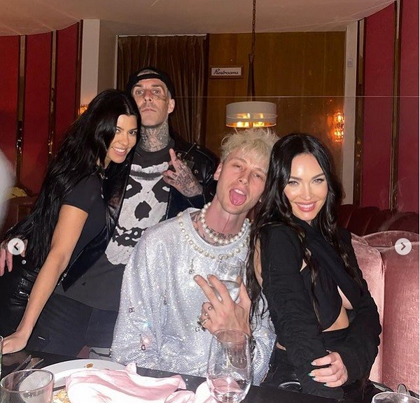 Kourtney Kardashian e Travis Barker na festa de aniversário de Machine Gun Kelly, acompanhado da atriz Megan Fox (Foto: Instagram)
