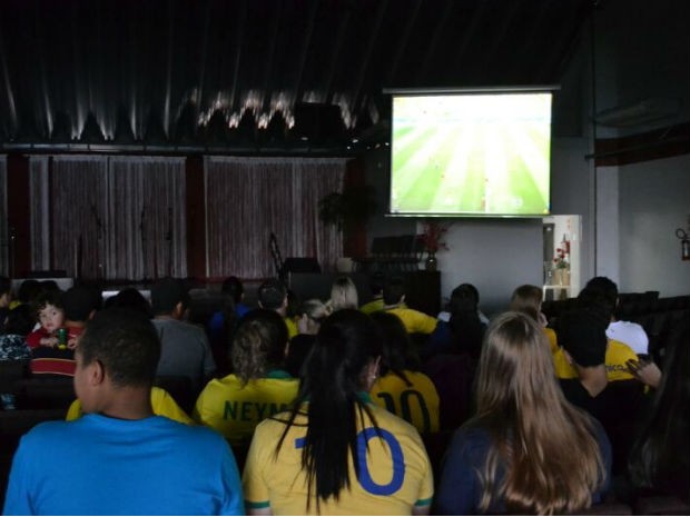 Evangélicos assistir aos jogos da Seleção Brasileira reunidos na igreja (Foto: Isabella Liba/ Arquivo pessoal)