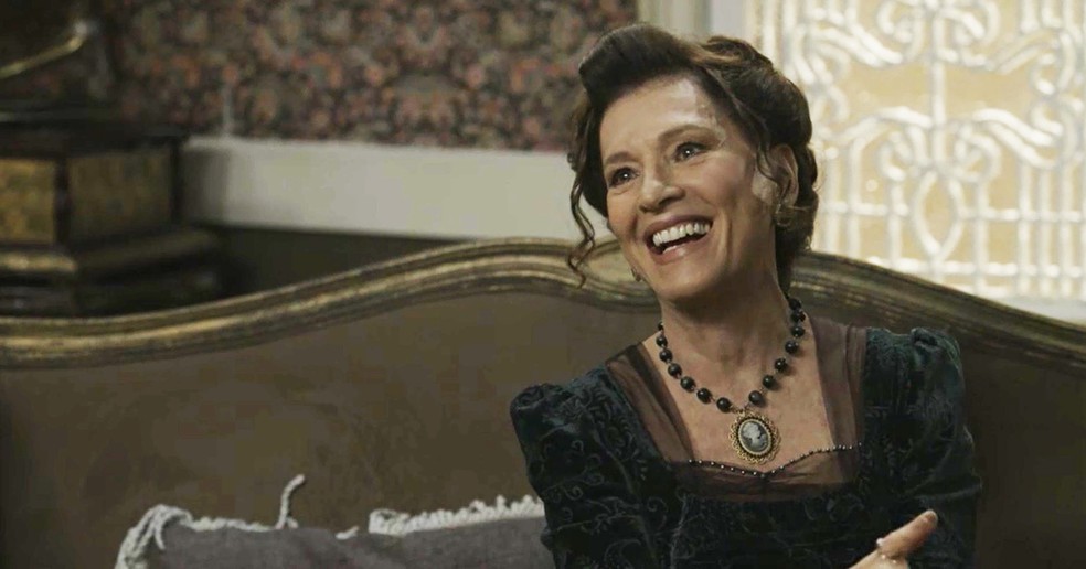 Lady se diverte, porque seu plano para separar Elisa e Darcy está dando certo (Foto: TV Globo)