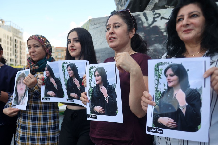 Curdas e libanesas protestam lado a lado em apoio a Mahsa Amini em Beirute, capital do Líbano, nesta quarta-feira