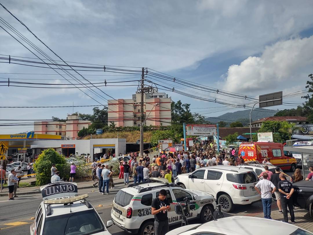 Um homem invadiu a creche Cantinho Bom Pastor armado com uma machadinha na manhã desta quarta-feira, em Blumenau, e matou pelo menos quatro crianças