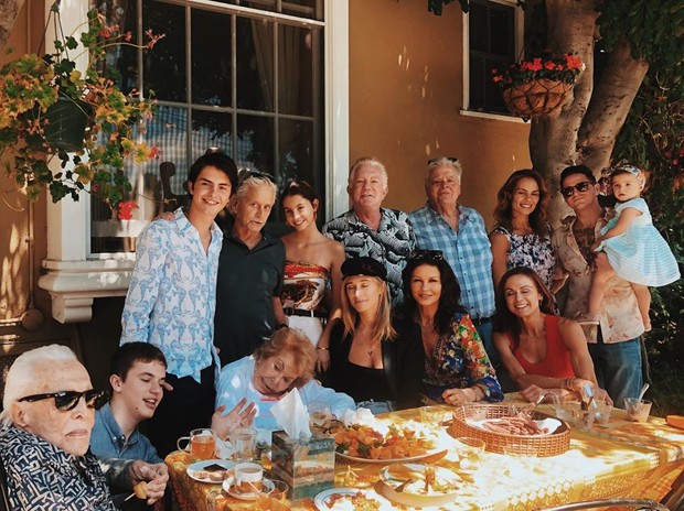Kirk Douglas com a família  (Foto: Reprodução Instagram)