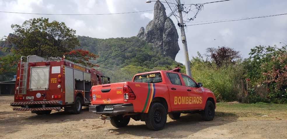 Duas viaturas do Corpo de Bombeiros foram utilizadas no trabalho de combate às chamas — Foto: Ana Clara Marinho/TV Globo