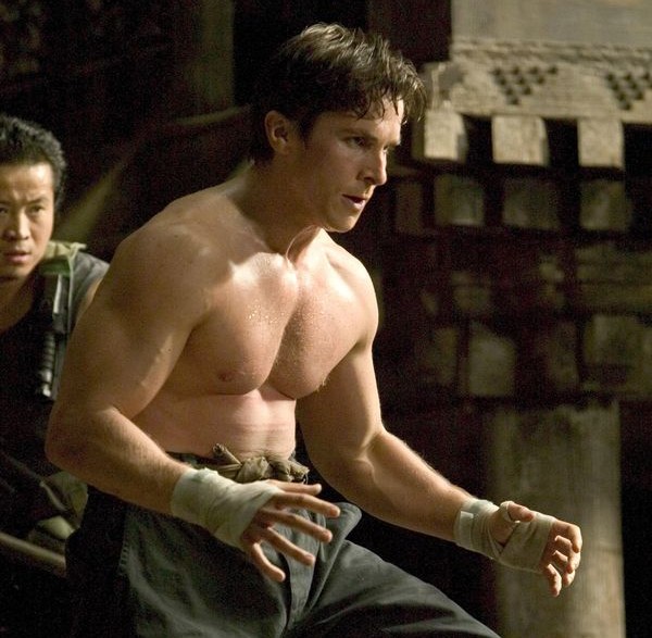Christian Bale em cena de Batman Begins (2005) (Foto: Reprodução)