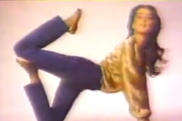 Brooke Shields em comercial de TV da Calvin Klein nos anos 1980 (Foto: Reprodução)