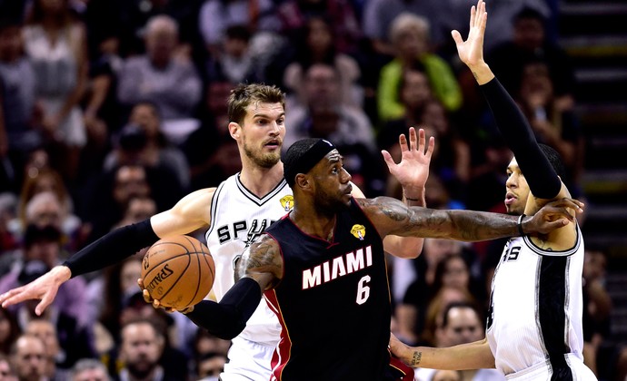 LeBron James e Tiago Splitter Miami Heat x San Antonio Spurs NBA Jogo 5 (Foto: Reuters)