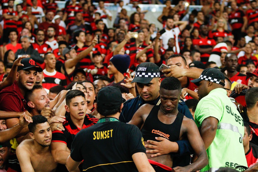 Nos bra&ccedil;os da multid&atilde;o: reconhecido e idolatrado (Foto: RUDY TRINDADE/FRAMEPHOTO/ESTAD&Atilde;O CONTE&Uacute;DO)