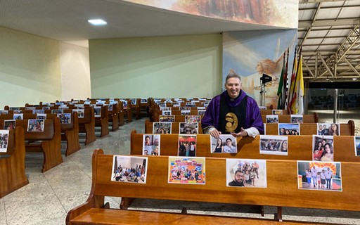 Padre Marcelo Rossi homenageia fiéis como fotos em missa vazia durante quarentena